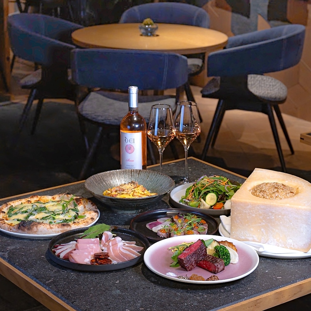 種類豊富なピザや京都らしさが詰まったアラカルトメニューをはじめ、アイディア溢れる多彩な料理