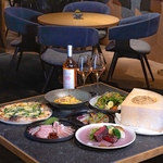 種類豊富なピザや京都らしさが詰まったアラカルトメニューをはじめ、アイディア溢れる多彩な料理