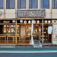 レトロな雰囲気の中で味わう、本場のもつ焼き♪