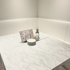 プライベートな空間で愉しめる半個室席！