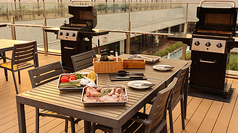 ご家族連れで楽しめるテーブル席。沢山の食材を並べても余裕がある、広々としたウッドテーブルとなっております♪皆様で楽しめるひとときをご提供します。