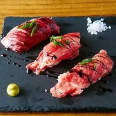 当店自慢の肉寿司は、単品でのご注文はもちろん、コース料理でもお楽しみいただけます!ジューシーで柔らかな肉の旨味と、ふわっと香るお米との絶妙なバランスが、口の中で広がる至福の味わい。まさに肉好きにはたまらない一品です!その美味しさを存分に堪能いただける肉寿司は、宴会の席を盛り上げること間違いナシです。