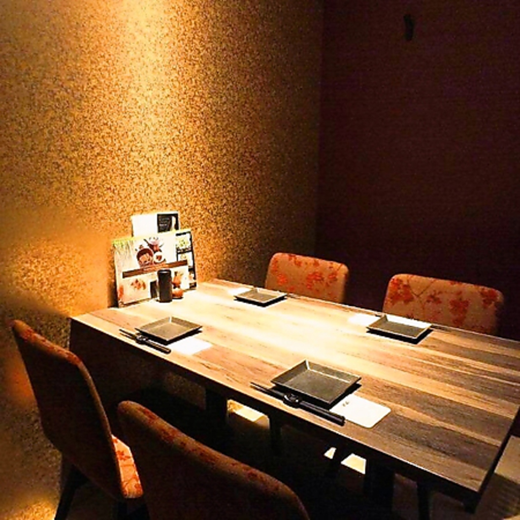 4人・6人・8人席の個室も。少人数から大人数でも対応可能な店内はスタイリッシュ！