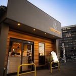 木の温もり漂う開放的な空間でゆったりとお寛ぎ下さい♪