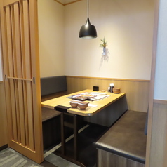 清潔感ある明るい雰囲気の店内♪仕切りがあるのでプライベート感覚でくつろげます
