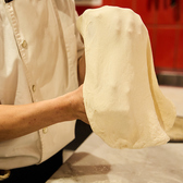 ピッツァの聖地・イタリアのナポリにあるカプート社から仕入れた小麦を使った本格窯焼きピッツァが自慢!!店内にて発酵させた生地を注文後から伸ばして焼き上げます♪出来立て熱々のピッツァは柔らかくモチモチで美味しい！【銀座 有楽町 京橋 東京 イタリアン ピッツァ パスタ 飲み放題 宴会 女子会 デート ランチ 貸切】