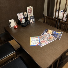 のれんがかかった雰囲気の良いテーブル席
