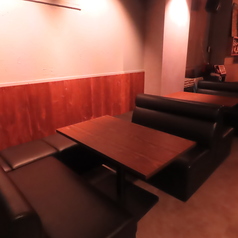 【使い勝手◎なテーブル席】雰囲気抜群の店内はデートや女子会、合コンなどにもご利用いただけます♪テーブルでは人数に合わせてレイアウトも自由自在に変更が可能です。