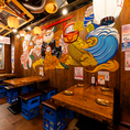 【2F】カジュアルな接待やお仲間内でしっぽりと宴会・お食事・お酒が楽しめるテーブル席でどうぞ！2名様の少人数から団体様までのお席を多数ご用意しております！お席を繋げれば団体様でもテーブル席でご利用いただけます！会社の部署宴会や打ち上げなどにも最適な空間です！