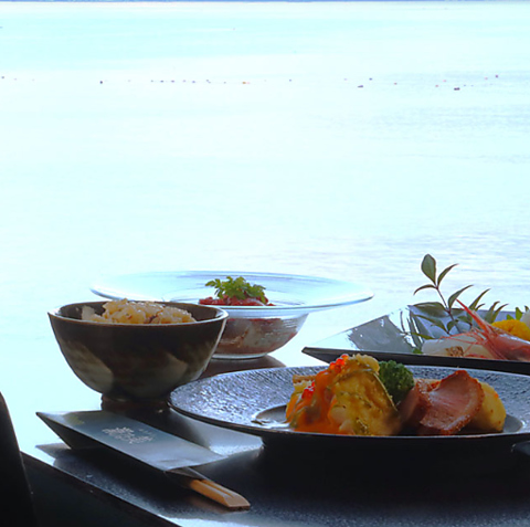 潮騒の中で富山湾から水揚げされる海の幸を活かした美しい創作料理をお楽しみください