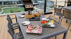 潮風に包まれた開放的なテーブル席。新鮮かつこだわりの食材を使用したBBQスタイルの料理は大切な方との記念日にも◎贅沢なひとときをお楽しみください。