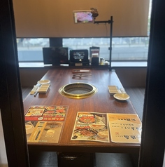 ゆっくり座れるソファー席