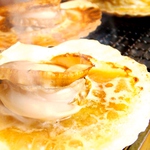 一番人気はこの「ホタテの浜焼き」貝が開いて泡立ったらこだわり醤油をたらして召し上がれ★