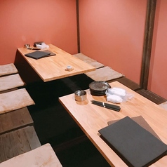 ご友人やご家族でのお食事の際にオススメな8名様用個室。赤い暖簾が扉の代わりとなっている落ち着いた空間でぜひ当店のお食事をお楽しみください♪