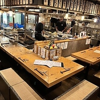 目の前で調理風景を眺めながらお食事を楽しめます◎