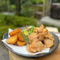 唐揚げと厚切りポテトの盛り合わせ