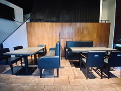 接待、会食に最適なソファーシート。最大12名までご使用できるお席となっております。ゆったりお座りになるには、4名様がオススメです。