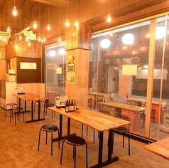 大きなガラス扉で店内外の様子が見えるので、初めての来店・女子会も安心!