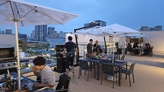 煌めく都会の夜景に癒されるルーフトップテラス席。日常の喧騒から離れ、開放的な空間で過ごす贅沢な時間♪ご友人、ご家族、大切な方…幅広いシーンに◎
