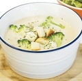 料理メニュー写真&nbsp;D) クラムチャウダー（パン食べ放題付き）