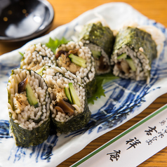 老舗の蕎麦屋だからこそ味わえる特製の蕎麦寿司など手作りの豊富な一品メニューをご用意！500円(税込)〜の写真