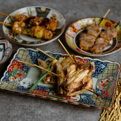 炭火の香ばしさと鶏本来の旨みを閉じ込めた、珠玉の一本。