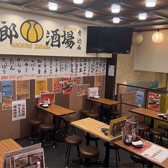 【2階フロア貸切】他店舗の席を全て使用し、最大100名様でのお集まりが可能！八郎酒場のコースでも同フロアの他店舗の席を使用し、100名様までの2階フロア貸切を承っております。開放的な空間で会社の飲み会や、イベント、打ち上げなど大規模宴会をお楽しみいただけます。