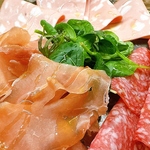 お酒に合うタパスも様々ご用意しております