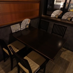 4名掛けテーブル席を4テーブルご用意。友人との楽しいひとときを過ごすのに最適です。カジュアルな雰囲気の中でお酒とお料理を楽しめます。女性でも気軽に入りやすい安心感のある店内。