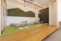 小さなお子様から大人の方まで、お靴をぬいでゆったりとお過ごしいただけます。お子様用椅子のご用意もあります。