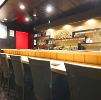 ヒノキの一枚板で作られたカウンター席