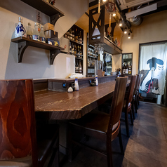 １階のカウンター席は、お一人でもご友人とでも、デートでも使いやすい雰囲気づくりがされています！酒瓶が並べられていて、バーのような空間にもなっています★高田馬場/宴会/飲み放題/歓送迎会/デート/ランチ