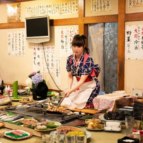 これぞ“炉ばたの元祖”！食べたい物を注文してその場で焼いてもらうスタイル