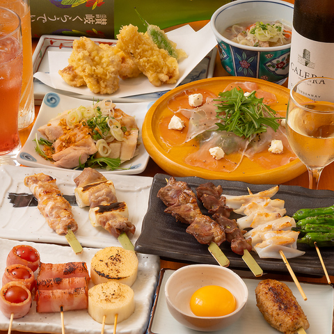 種類豊富な焼き鳥と多彩なドリンクで乾杯。心温まる和の空間でゆったりとした時間を。