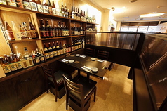 日本酒、焼酎の有銘柄が並ぶ棚が壁一面に☆4名様までご利用可能なテーブル席です。感染症対策で、各お席をパーテーションで仕切っています。
