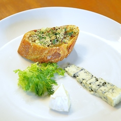 ガーリックトーストとチーズの盛り合わせ