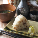 〆の食事は出汁にこだわり抜いた味噌汁、その日のおむすび！最後まで舌を幸福にしてくれます。