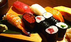 にぎり寿司(にぎり6貫・鉄火・かっぱ巻き・茶碗蒸し・赤だし)/海鮮丼(10種乗せ海鮮丼・茶碗蒸し・赤だし)