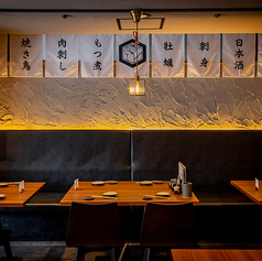 広々と使える4名掛けのテーブルは、どんなご利用シーンでも対応できます。