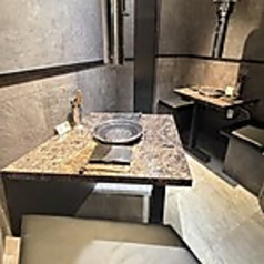 ご家族やご友人との会食に便利な4名様掛けのお席です♪テーブルを繋げることで人数調整も可能ですので、女子会や中規模の飲み会にも◎広めのテーブルで、自慢の焼肉をゆったりと堪能していただけます♪