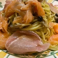 料理メニュー写真&nbsp;10. スモークサーモンと生ハムのジェノベーゼパスタ