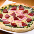 料理メニュー写真 生ハムと玉ねぎの手作りバジルソースピザ