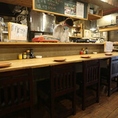 【カウンター席：1名様×4卓】カウンターは目の前でスタッフが調理する様子が見える特等席です。調理場の活気や香りを感じながら当店自慢の牡蠣や水晶焼きを心ゆくまでお楽しみください。お一人様やデートでのご利用に◎
