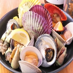 土橋店にしかないメニューも多数！貝の盛り合わせや瀬戸内海で捕れた美味しい魚料理を味わえる！