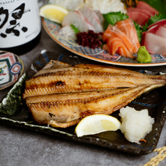 炭火でじっくりと焼き上げる魚の焼物は、素材の持つ旨みと脂の甘みを存分に引き出した自慢の一皿。