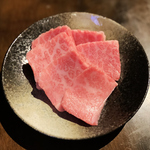 平日限定のお得なクーポンあり！富良野和牛2割引きや対象ドリンク15％OFFで焼肉を堪能しよう。