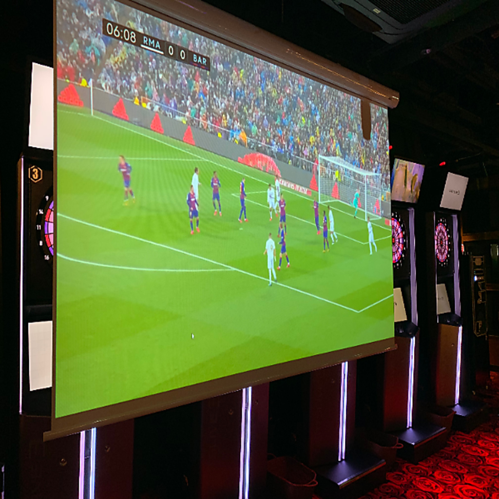 店内の大型スクリーンでは様々なスポーツ放映も◎お酒を飲みながら皆で盛り上がろう！※画像は系列店