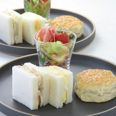 アフタヌーンティーでは軽食もご用意しております◎