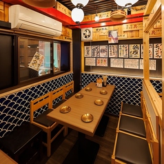 和モダンな雰囲気ある広々テーブル席！和モダンな雰囲気の店内は、肩ひじ張らずに宴会をお楽しみ頂けます！新宿駅から徒歩５分の好立地なので集合・解散もスムーズ！飲み会や宴会だけでなく、接待、女子会、合コンなど様々なシチュエーションにおすすめです！当日予約も承っておりますのでお気軽にご利用ください！