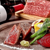 【本格洋食を気軽に立ち寄れる酒場】テーブル席やソファー席など広々空間で九州産黒毛和牛とワインをご賞味ください。